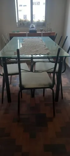 Conjunto mesa de jantar de vidro com seis cadeiras