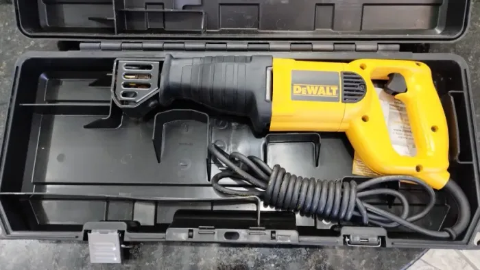 Serra Sabre Dewalt 220v - Dw303m