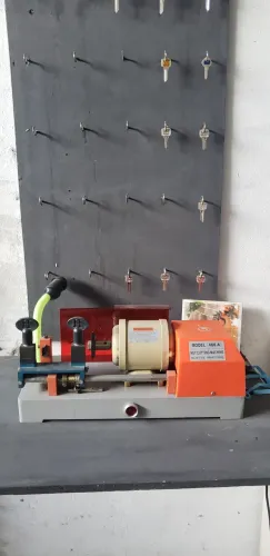 Vendo máquina de copia de chave pouco tempo de uso