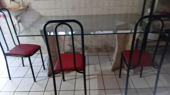 Mesa de vidro com pés de granito