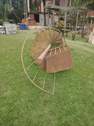 Vendo escada caracol ferro reforçado em ótimas condições