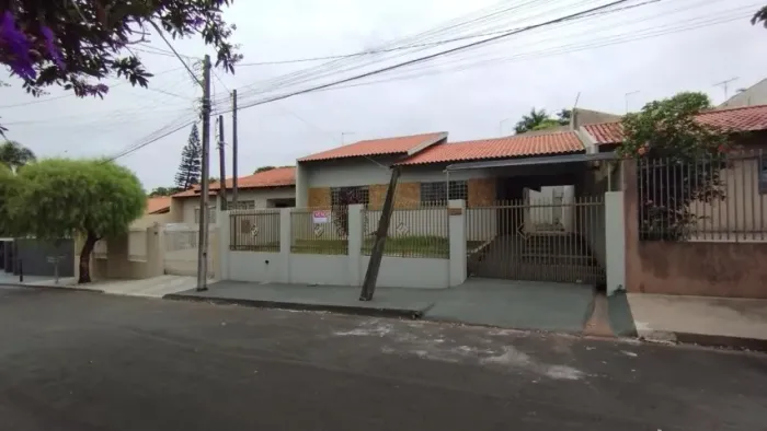Casa Térrea no Jd. Caviúna em Rolândia à venda com 03 quartos, 01 suíte, 03 vagas garagem.