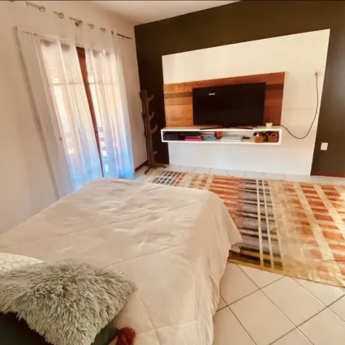 Suíte com banheira de hidromassagem em COLIVING