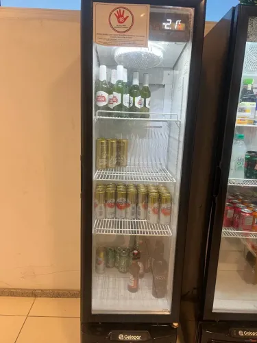 Cervejeira expositora 230 litros, 220volts