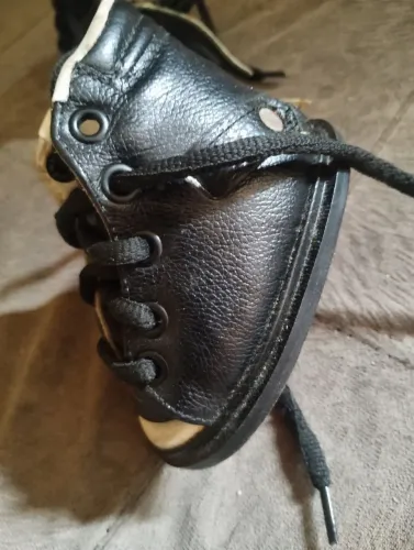 Vendo bota ortopédica Denis Brown, n 16... Usada pouquíssimas vezes e sem marca de uso .