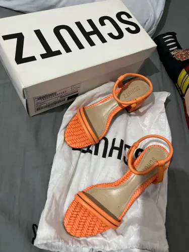 Vendo sapato SCHUTZ novíssimo 