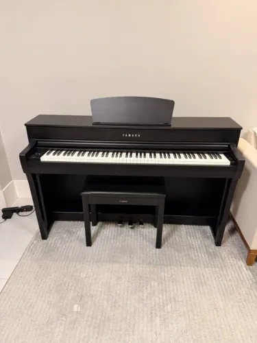Piano digital Yamaha Clavinova CLP-735 preto, com banco (2 teclas pedem reparo)