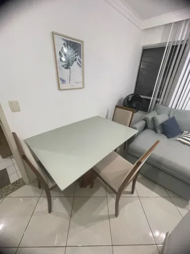 Mesa de 4 lugares com 3 cadeiras 
