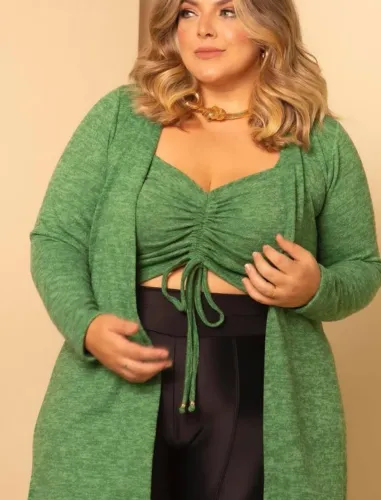 conjunto feminino composto por cardigan e cropped na cor verde, perfeito para montar looks