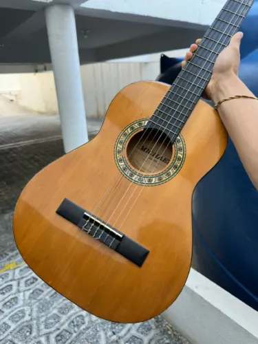 Violão usado poucas vezes
