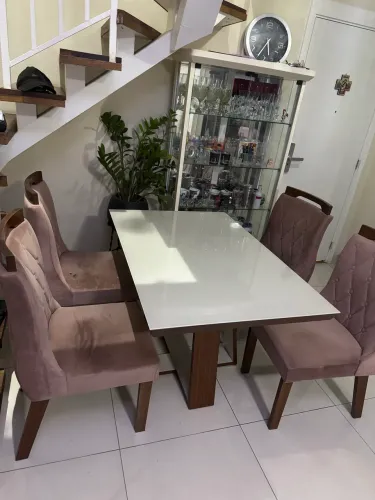 Mesa de jantar com 4 cadeiras