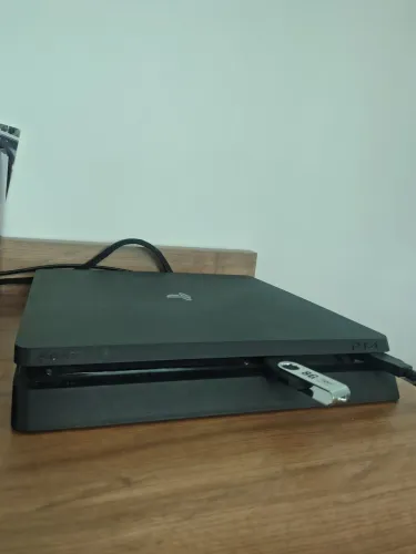 Ps4 500gb +13 jogos e 4 controles 