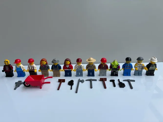 Lego original - lote com 13 minifiguras + acessórios