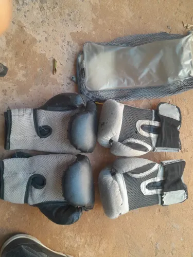 Vendo dois pares de luva de boxe