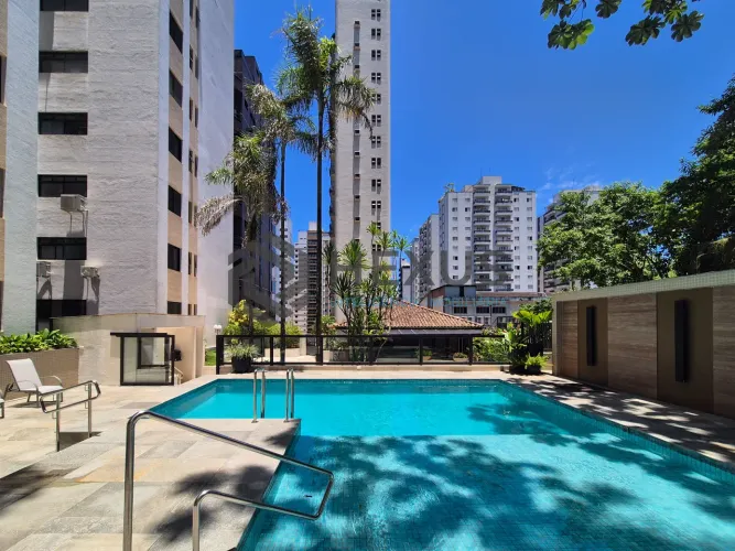 Apartamento com varanda e lazer na Praia das Pitangueiras, Guaruja