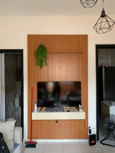 Painel de quarto ou sala com suporte para televisão