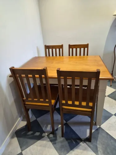 Mesa e 4 cadeiras de madeira