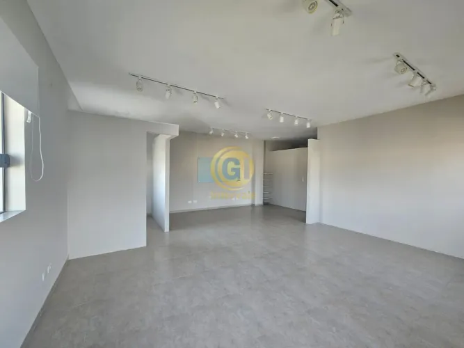 Sala comercial de 84m² com recepção 2 salas copa banheiro e 2 vagas. Av. Papa João Paulo I