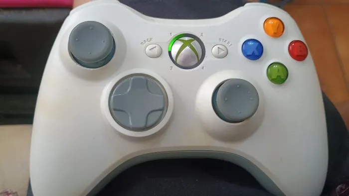 CONTROLE XBOX 360 BRANCO FUNCIONANDO PERFEITAMENTE.. $200,00