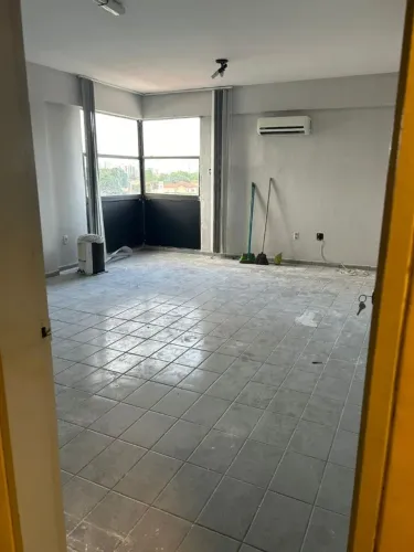 Sala Comercial para alugar com 19m², elevador, portaria 24h e ótima localização.