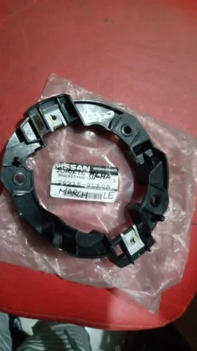 Suporte Farol de Milha Nissan March lado esquerdo (motorista)