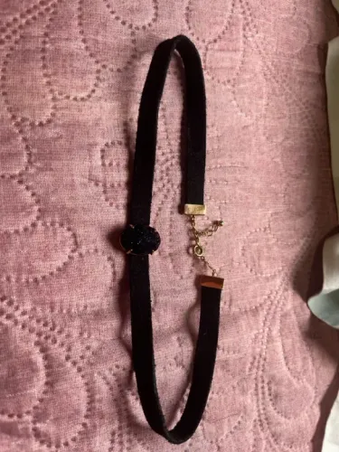 Gargantilha de Veludo Preto com Pedra Romanel