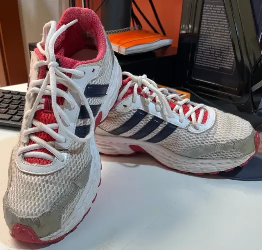 Tênis Adidas n. 38
