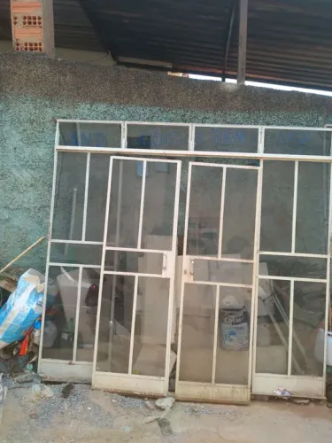 Vendo porta e janelas e basculante