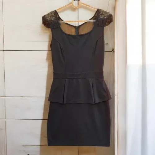 Vestido Preto Midi, Tamanho P, com detalhes bordado nos ombros