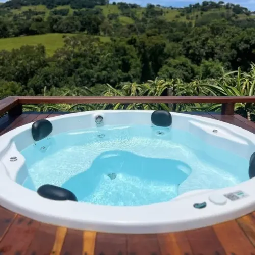 Spa com Hidromassagem Redondo de 4 lugares (jacuzzi, Ofurô, banheira) completo.