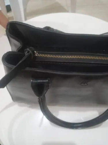 Bolsa de couro, semi nova. 