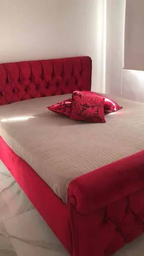 Cama/cabeceira casal em camurça vermelha nova sem detalhes