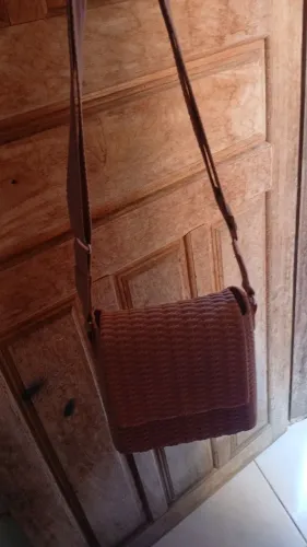 Bolsa transversal marrom em tecido texturizado