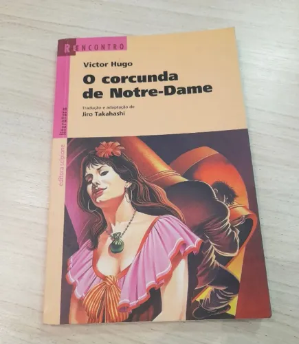 2 livros: O Corcunda de Notre Dame e Três Histórias