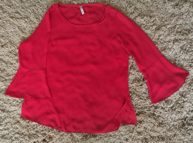 Blusa feminina vermelha com mangas sino