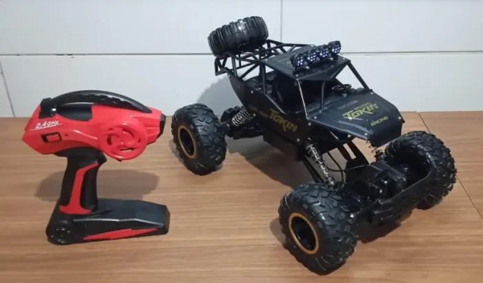 carrinho de controle remoto 4x4 cor preto