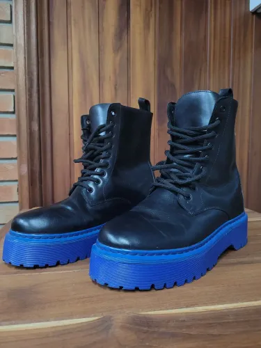 Coturno Masculino 42 preto com sola azul tratorada