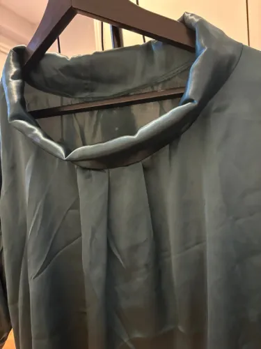 Blusa verde em cetim, tamanho M