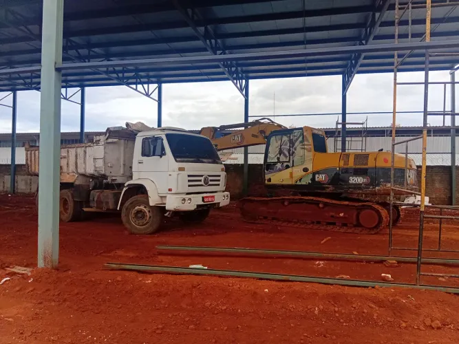 Demolicao , escavação,  limpezas de lotes 