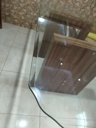 Mesa de vidro sem cadeiras