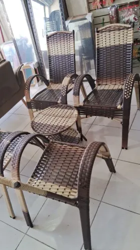 Conjunto de Mesa e Cadeiras em fibra sintética- Ideal para áreas externas