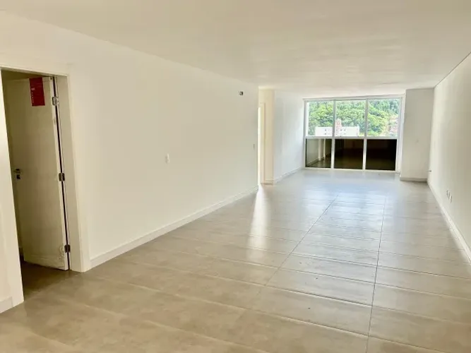 Excelente apto, andar alto, com 3 suítes muito bem localizado em Jaraguá do Sul.