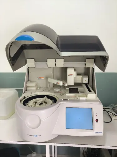 Analisador de química clínica PENTRA C200 no estado 