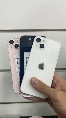 iPhone 13 rosa, preto e branco