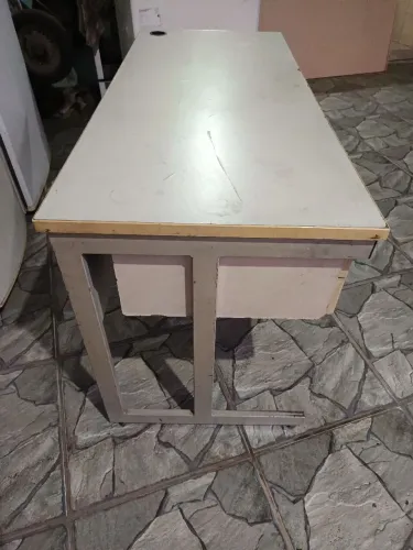 Mesa de escritório com estrutura em metal