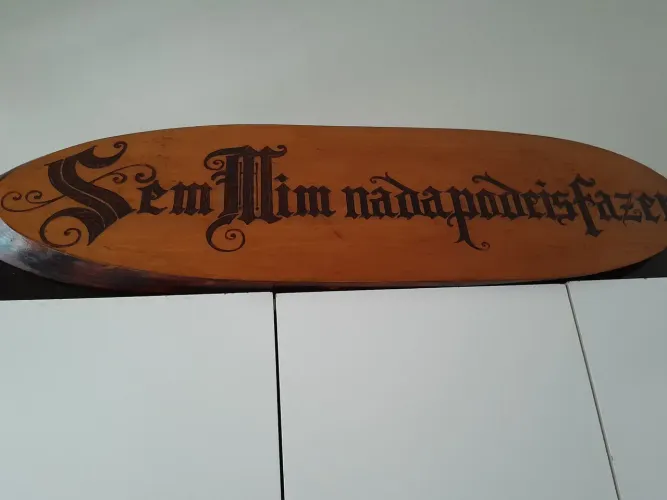 Placa de madeira com frase motivacional