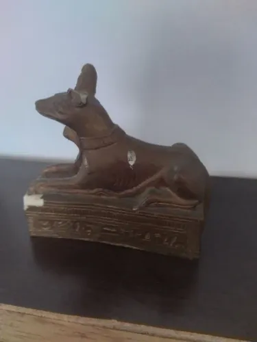 Escultura de Anúbis no Estado
