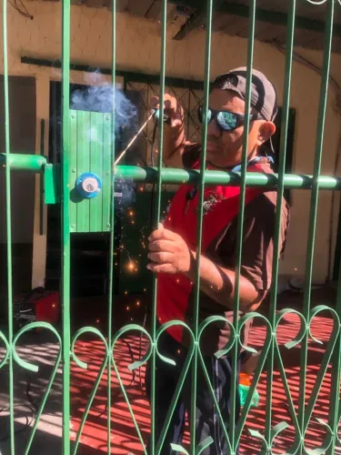 Soldador domicílio disponível a orçamento faz tudo reforma tudo