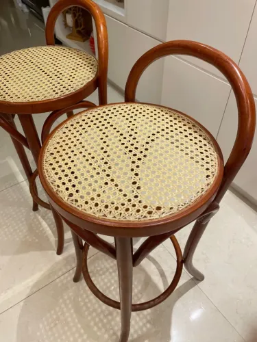 Banquetas Thonart com assento em palhinha