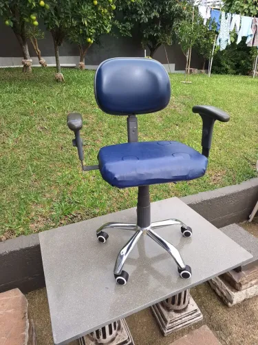Cadeira de escritório ergonômica azul